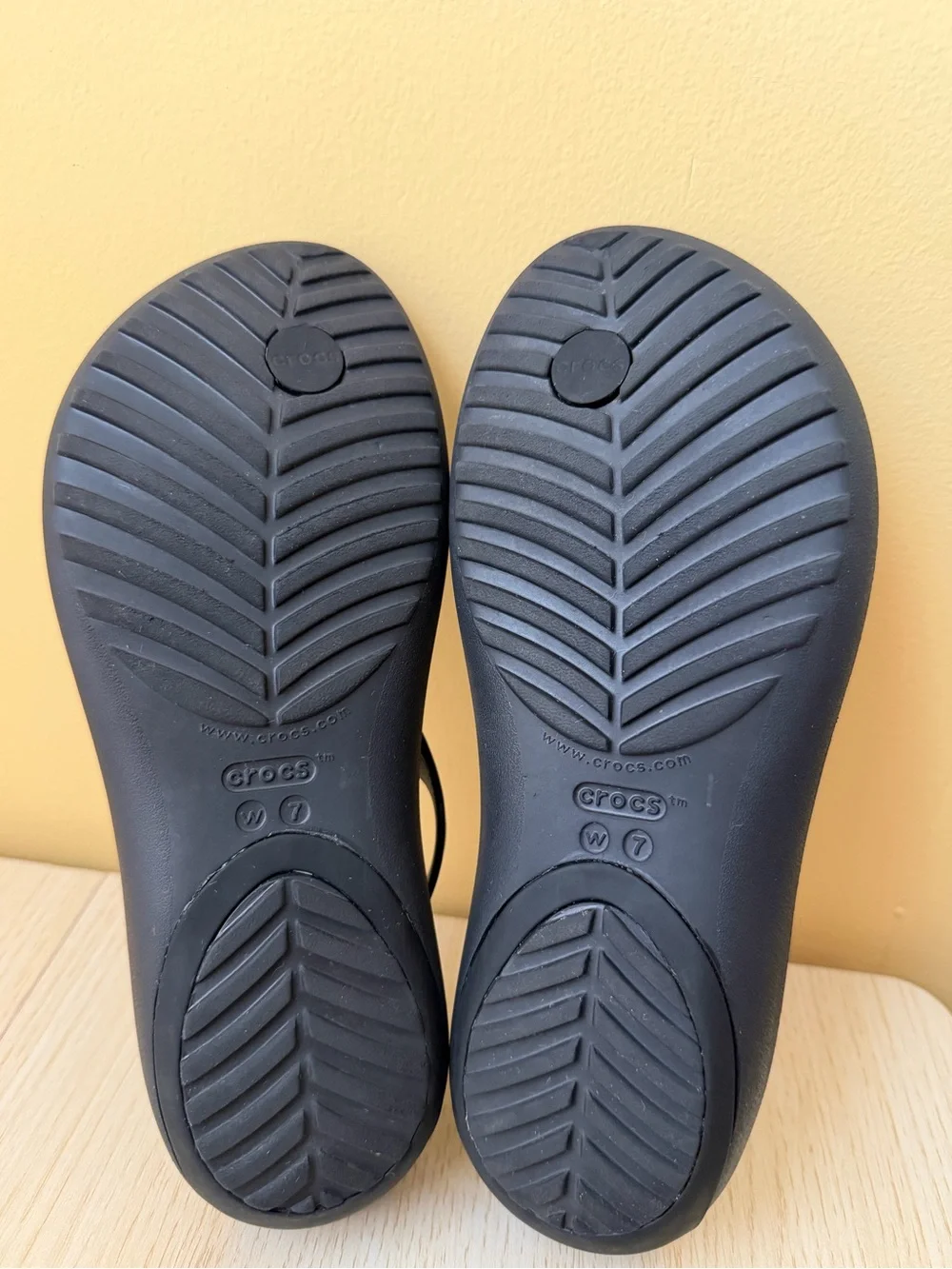 Crocs Serena Sexi Flip Flop Strap Sandals Women's Size 7 Black Open Toe Good